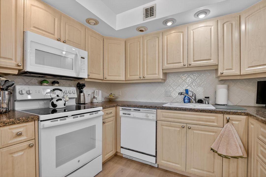 For Sale: $169,900 (2 beds, 2 baths, 1000 Square Feet)