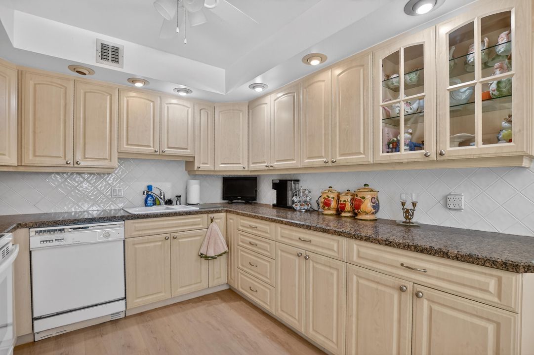 For Sale: $169,900 (2 beds, 2 baths, 1000 Square Feet)