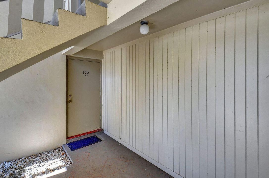 For Sale: $105,000 (1 beds, 1 baths, 850 Square Feet)