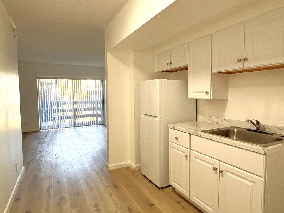 合同活跃: $1,400 (0 贝兹, 1 浴室, 660 平方英尺)