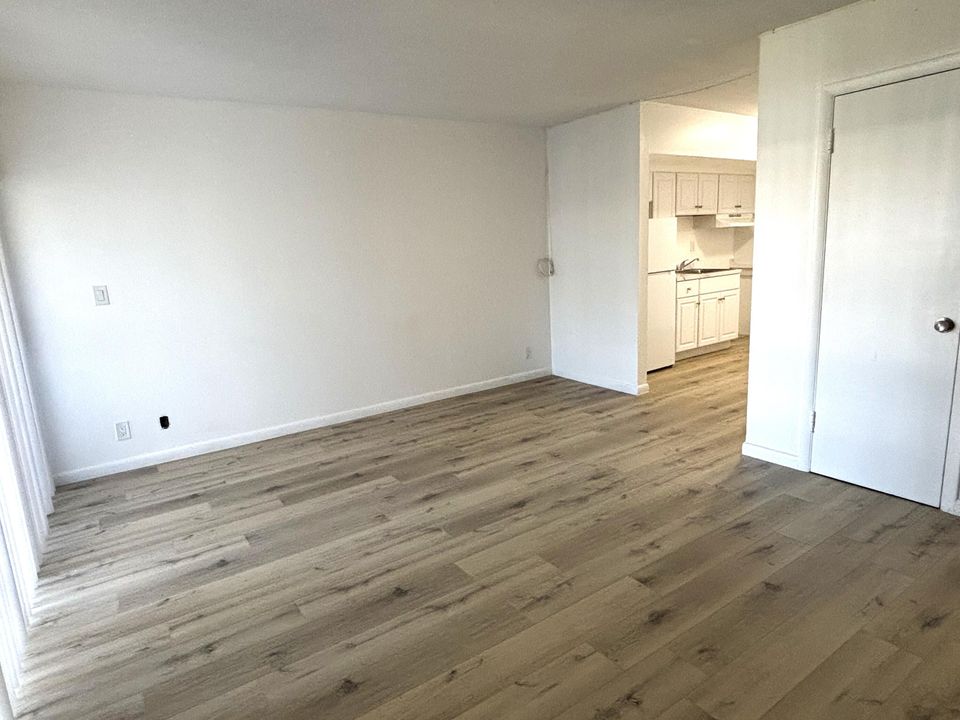 合同活跃: $1,400 (0 贝兹, 1 浴室, 660 平方英尺)