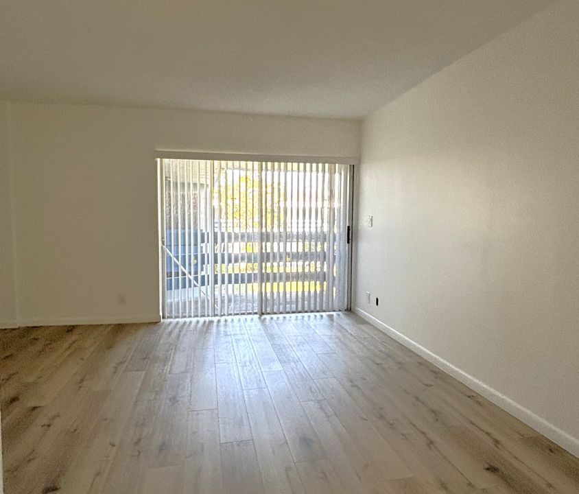 合同活跃: $1,400 (0 贝兹, 1 浴室, 660 平方英尺)