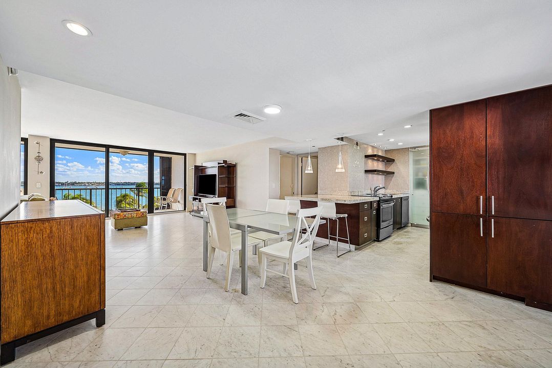 На продажу: $427,000 (2 спален, 2 ванн, 1235 Квадратных фут)