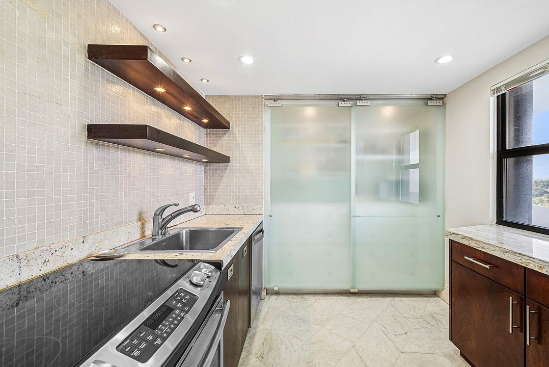 На продажу: $427,000 (2 спален, 2 ванн, 1235 Квадратных фут)