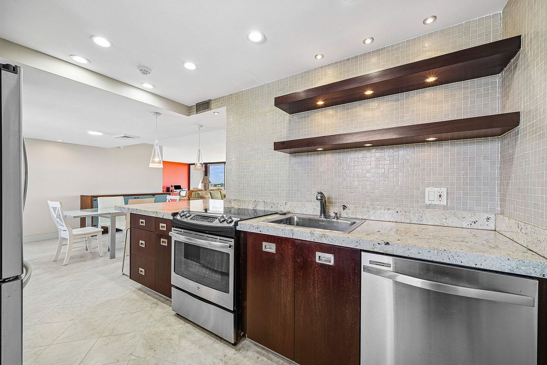 На продажу: $427,000 (2 спален, 2 ванн, 1235 Квадратных фут)