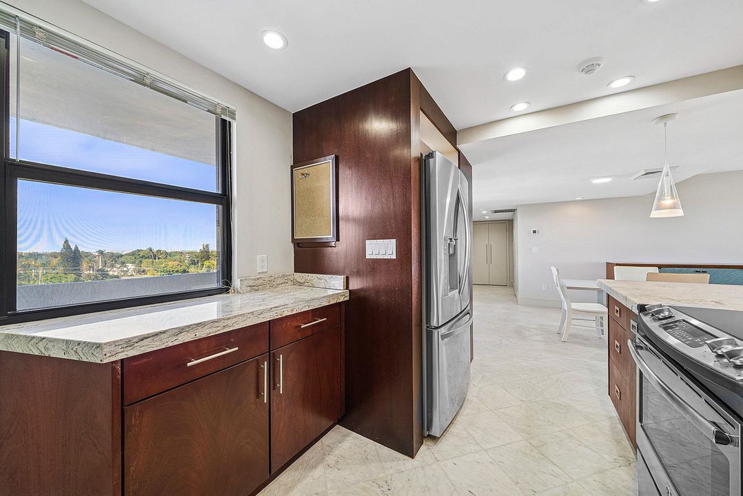 На продажу: $427,000 (2 спален, 2 ванн, 1235 Квадратных фут)