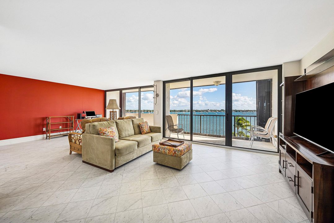 На продажу: $427,000 (2 спален, 2 ванн, 1235 Квадратных фут)