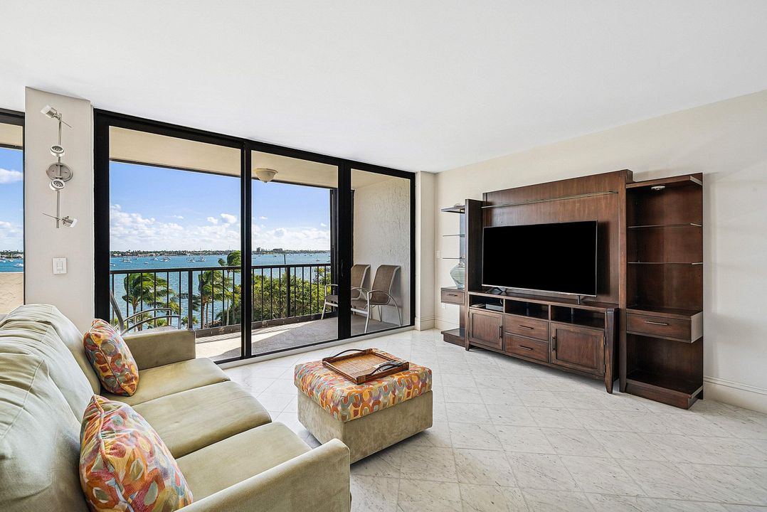 На продажу: $427,000 (2 спален, 2 ванн, 1235 Квадратных фут)