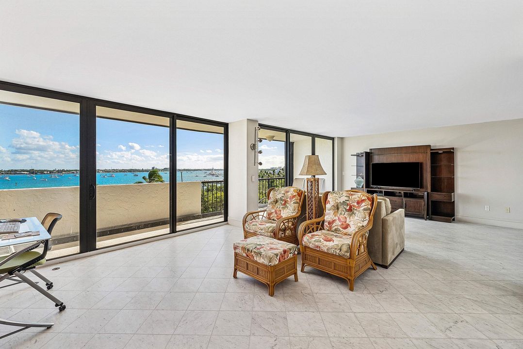 На продажу: $427,000 (2 спален, 2 ванн, 1235 Квадратных фут)