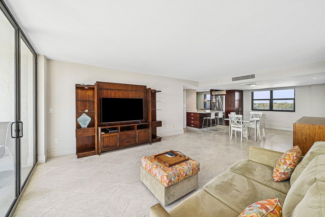 На продажу: $427,000 (2 спален, 2 ванн, 1235 Квадратных фут)