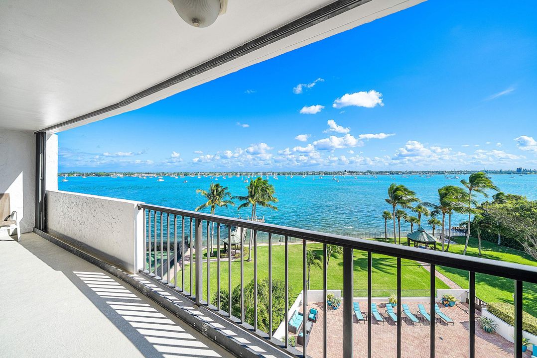 На продажу: $427,000 (2 спален, 2 ванн, 1235 Квадратных фут)