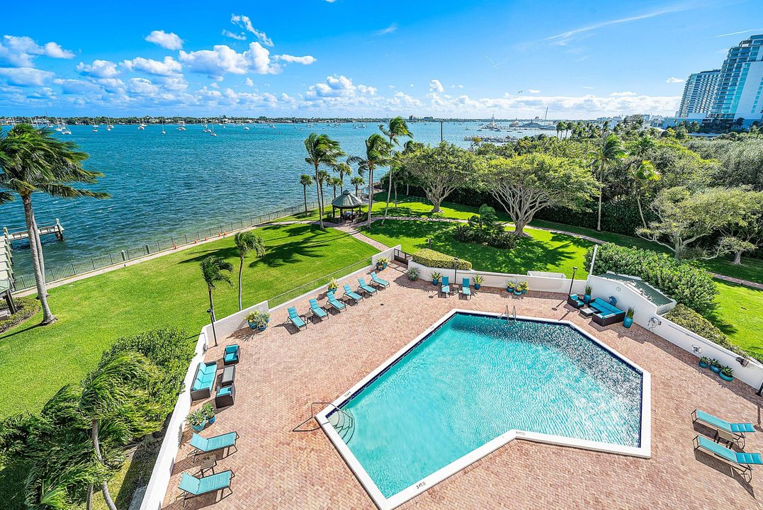 На продажу: $427,000 (2 спален, 2 ванн, 1235 Квадратных фут)