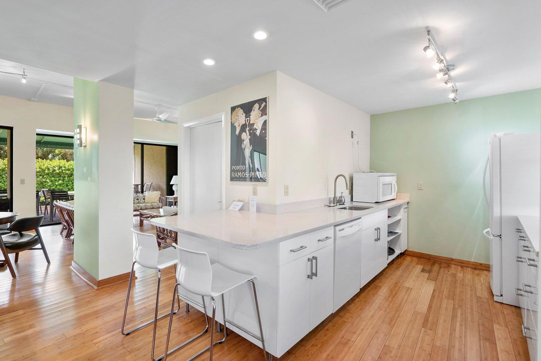 На продажу: $427,000 (2 спален, 2 ванн, 1235 Квадратных фут)