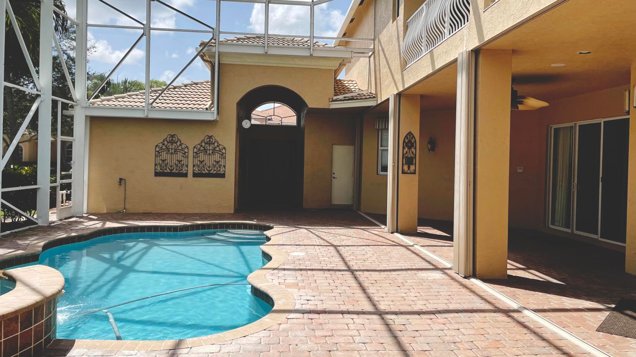 出租: $7,000 (5 贝兹, 3 浴室, 4084 平方英尺)