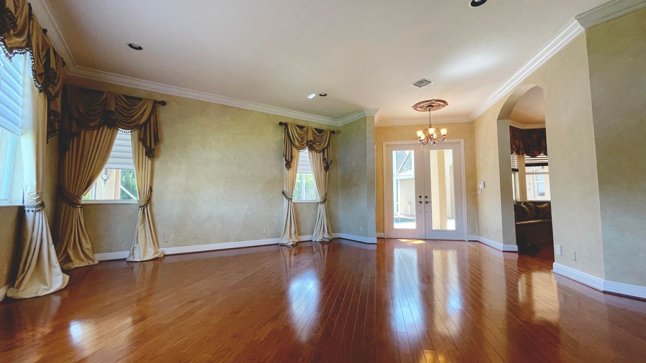 出租: $7,000 (5 贝兹, 3 浴室, 4084 平方英尺)