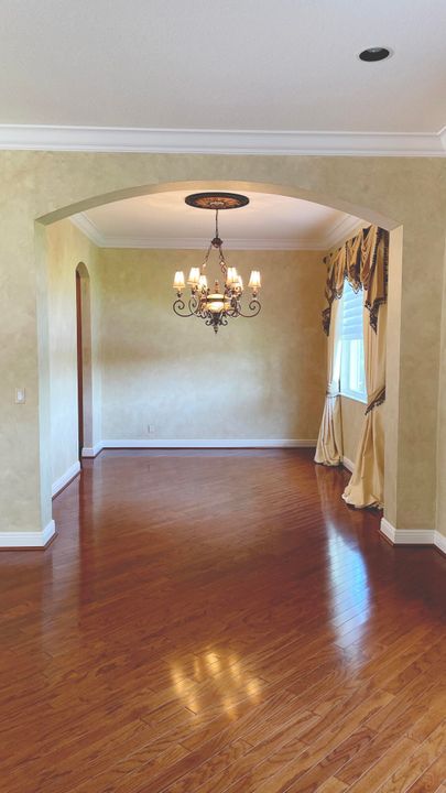 出租: $7,000 (5 贝兹, 3 浴室, 4084 平方英尺)