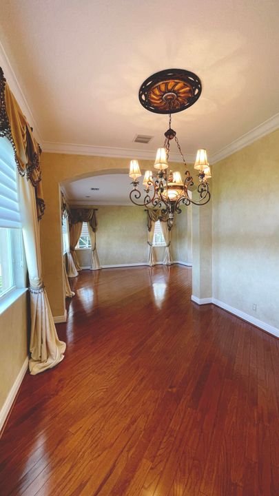 出租: $7,000 (5 贝兹, 3 浴室, 4084 平方英尺)