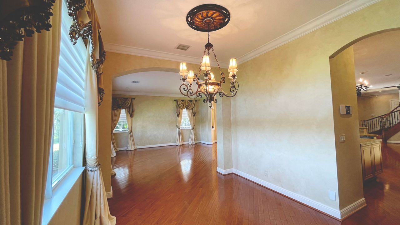 出租: $7,000 (5 贝兹, 3 浴室, 4084 平方英尺)