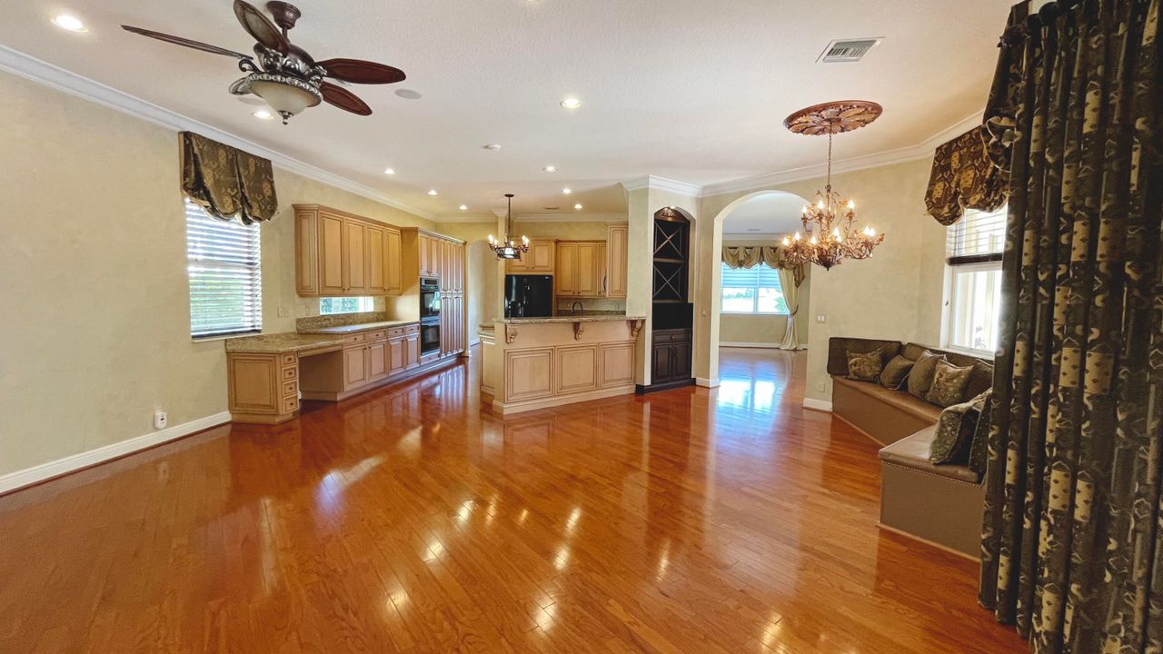 出租: $7,000 (5 贝兹, 3 浴室, 4084 平方英尺)