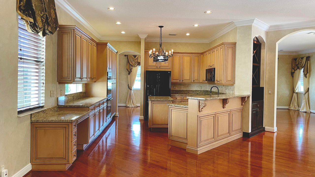 出租: $7,000 (5 贝兹, 3 浴室, 4084 平方英尺)