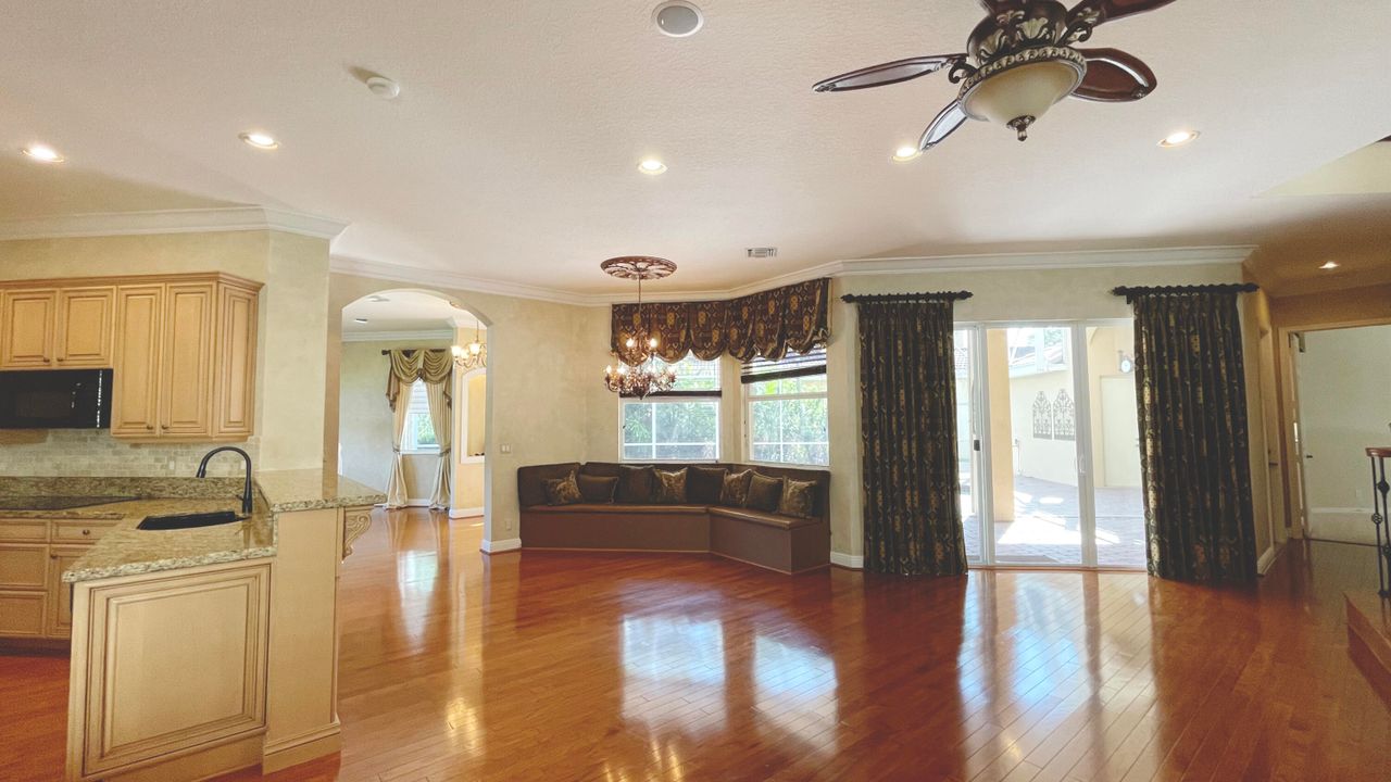 出租: $7,000 (5 贝兹, 3 浴室, 4084 平方英尺)