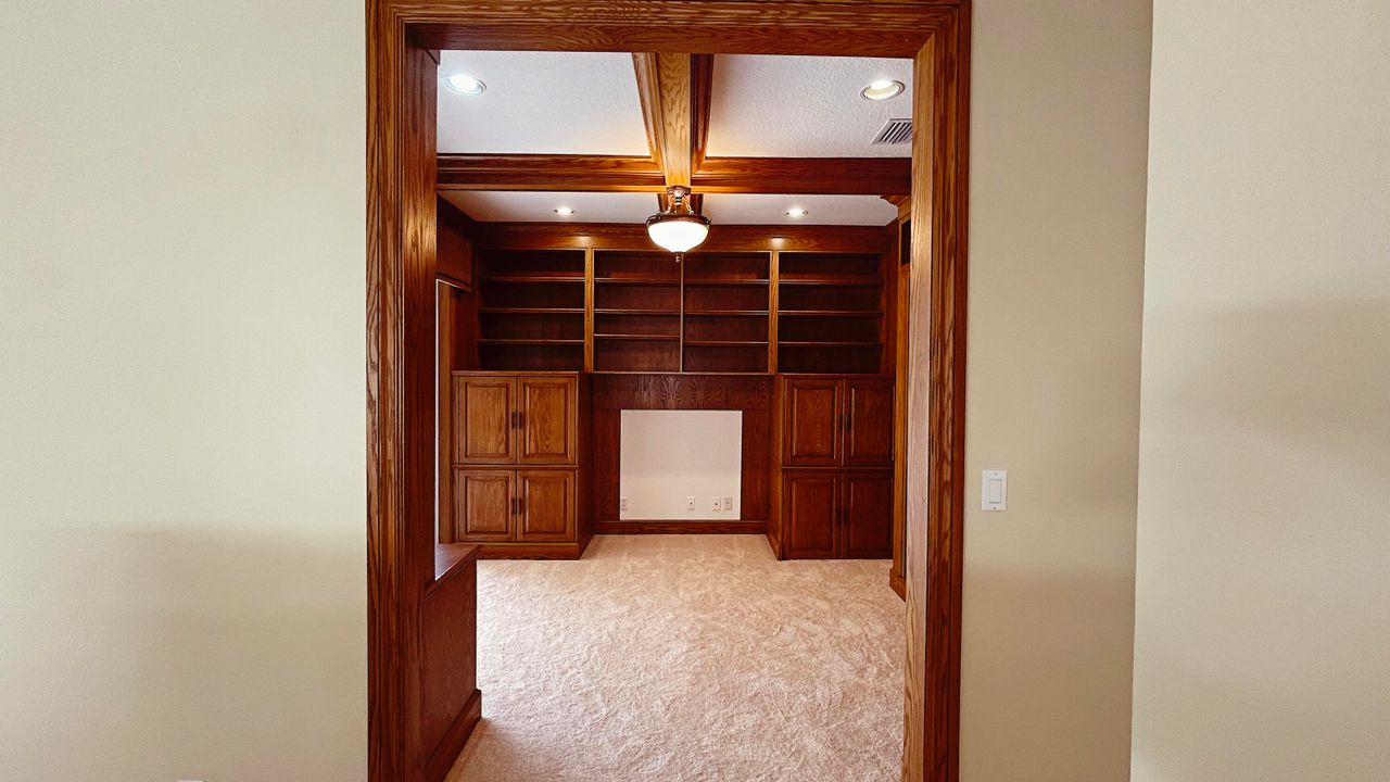 出租: $7,000 (5 贝兹, 3 浴室, 4084 平方英尺)