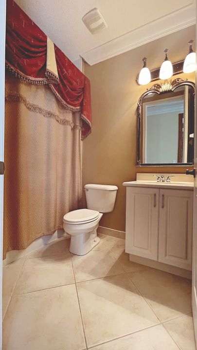 出租: $7,000 (5 贝兹, 3 浴室, 4084 平方英尺)