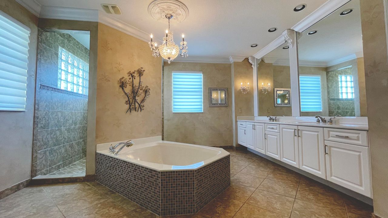 出租: $7,000 (5 贝兹, 3 浴室, 4084 平方英尺)