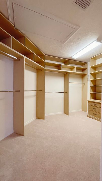 出租: $7,000 (5 贝兹, 3 浴室, 4084 平方英尺)