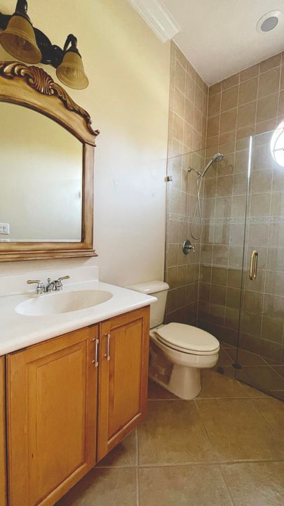 出租: $7,000 (5 贝兹, 3 浴室, 4084 平方英尺)