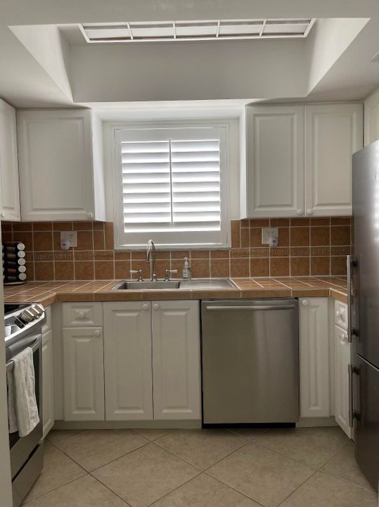 For Rent: $8,850 (2 beds, 2 baths, 975 Square Feet)