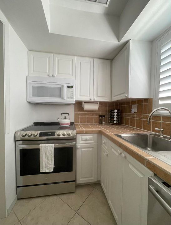 For Rent: $8,850 (2 beds, 2 baths, 975 Square Feet)