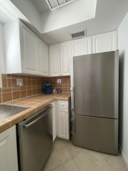 For Rent: $8,850 (2 beds, 2 baths, 975 Square Feet)