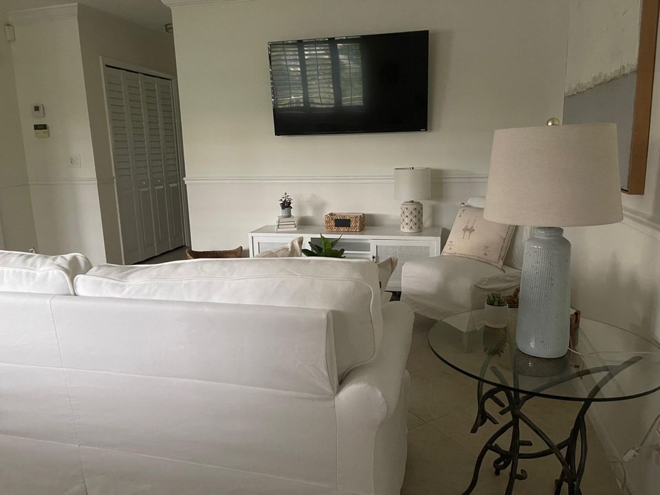 For Rent: $8,850 (2 beds, 2 baths, 975 Square Feet)