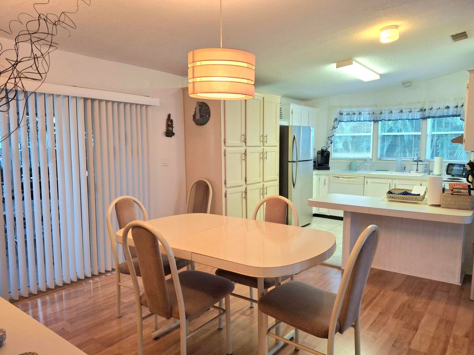 For Sale: $189,900 (2 beds, 2 baths, 1264 Square Feet)