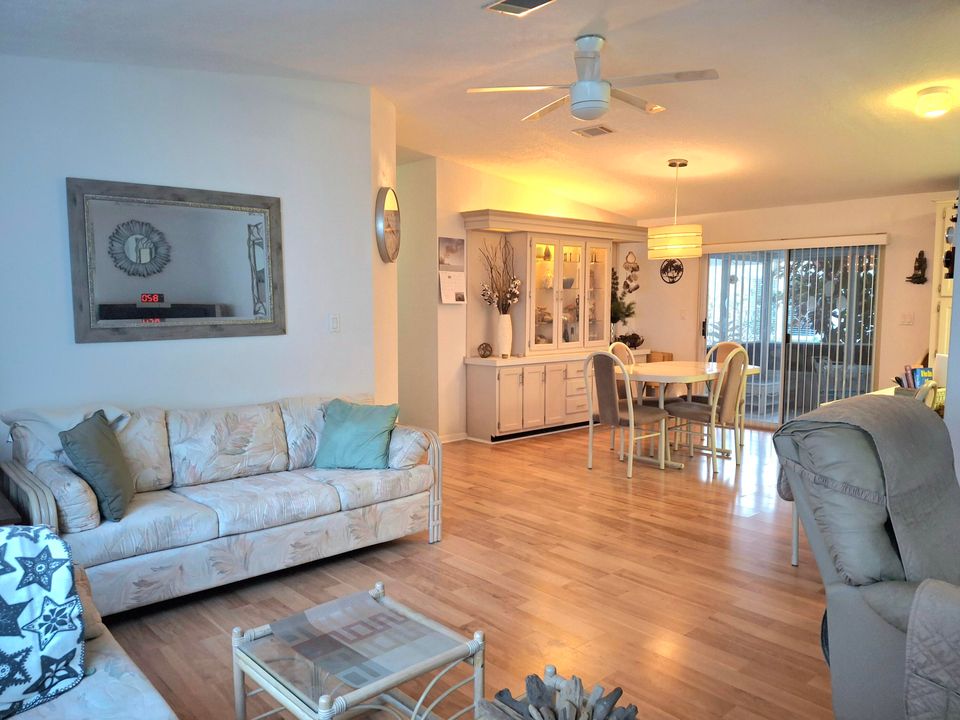 For Sale: $189,900 (2 beds, 2 baths, 1264 Square Feet)