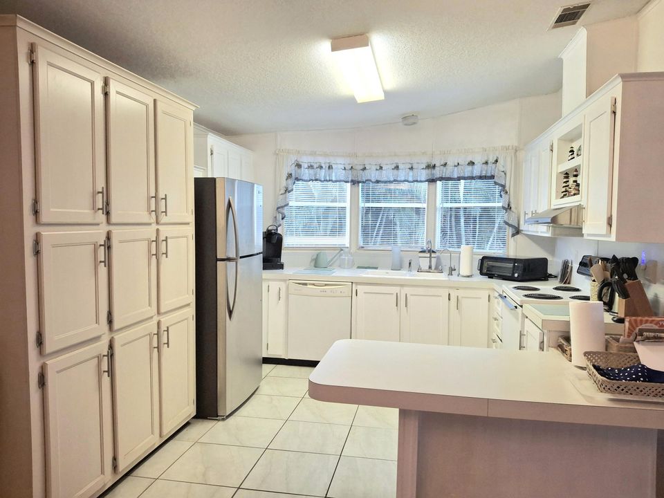 For Sale: $189,900 (2 beds, 2 baths, 1264 Square Feet)