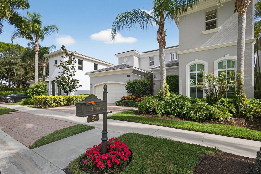 For Sale: $2,899,000 (5 beds, 5 baths, 4085 Square Feet)