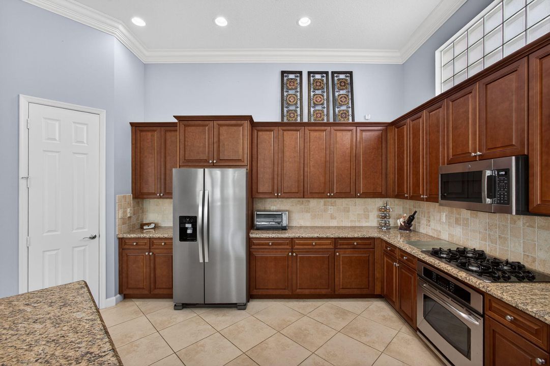 For Sale: $2,899,000 (5 beds, 5 baths, 4085 Square Feet)