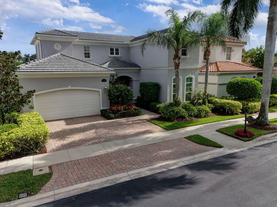 For Sale: $2,899,000 (5 beds, 5 baths, 4085 Square Feet)