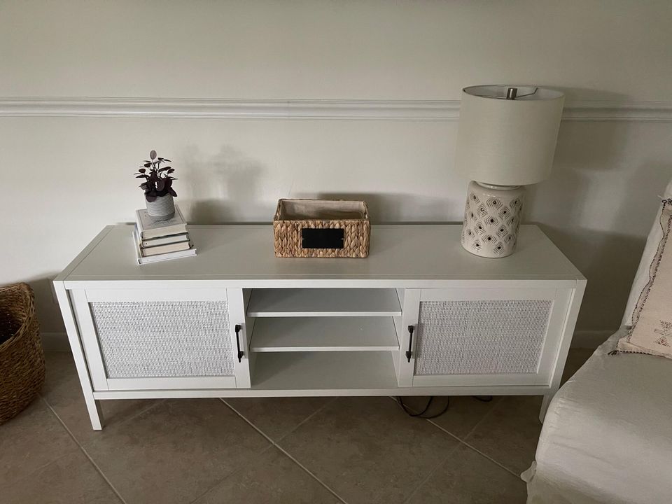 For Rent: $8,850 (2 beds, 2 baths, 975 Square Feet)