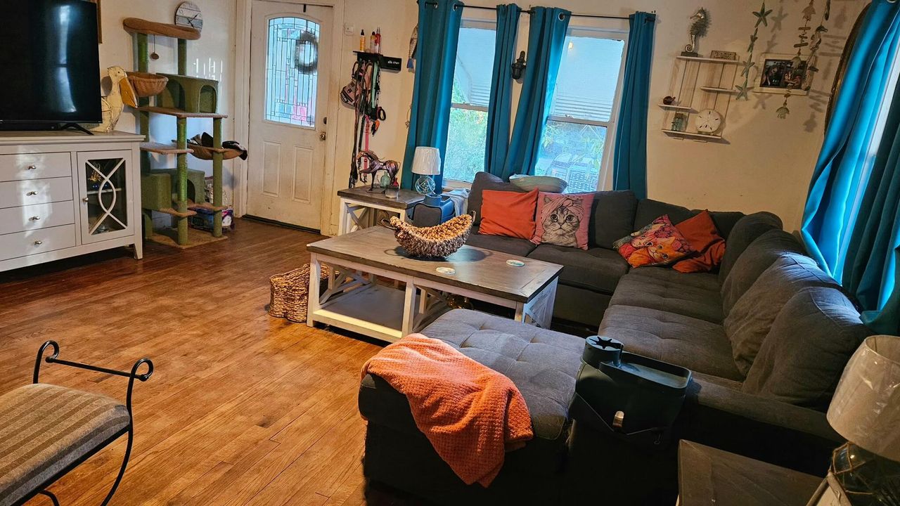 For Sale: $340,000 (2 beds, 1 baths, 832 Square Feet)