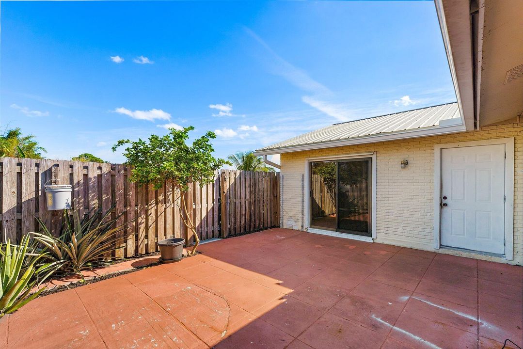 For Sale: $230,000 (2 beds, 2 baths, 944 Square Feet)