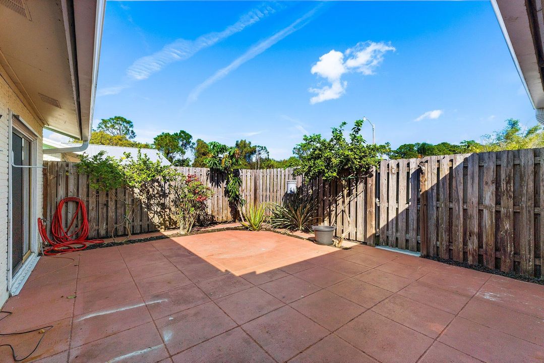 For Sale: $230,000 (2 beds, 2 baths, 944 Square Feet)