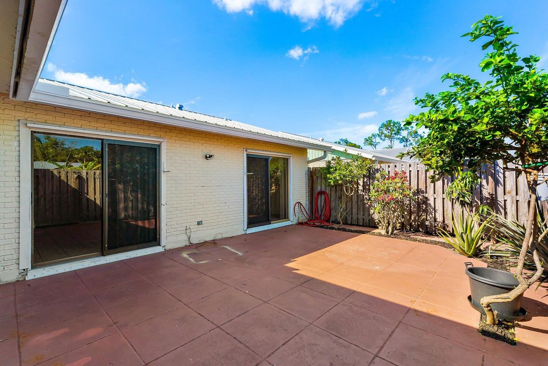 For Sale: $230,000 (2 beds, 2 baths, 944 Square Feet)