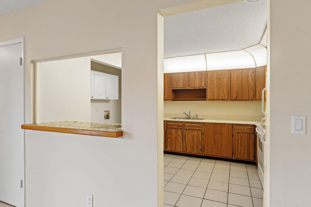 For Sale: $230,000 (2 beds, 2 baths, 944 Square Feet)