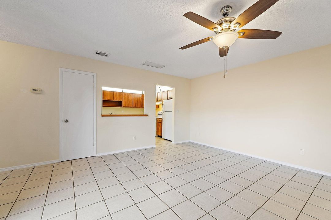 For Sale: $230,000 (2 beds, 2 baths, 944 Square Feet)