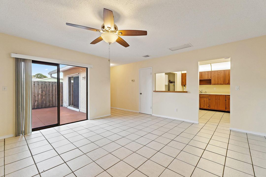 For Sale: $230,000 (2 beds, 2 baths, 944 Square Feet)