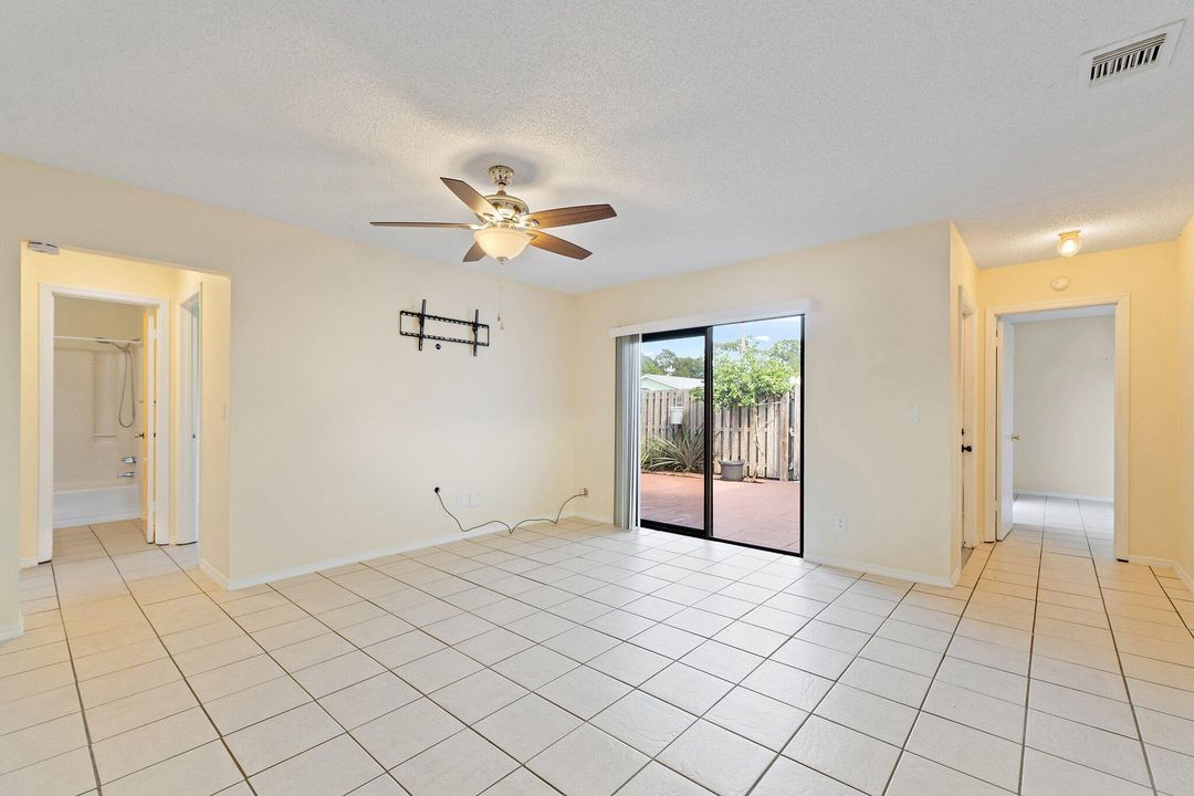 For Sale: $230,000 (2 beds, 2 baths, 944 Square Feet)