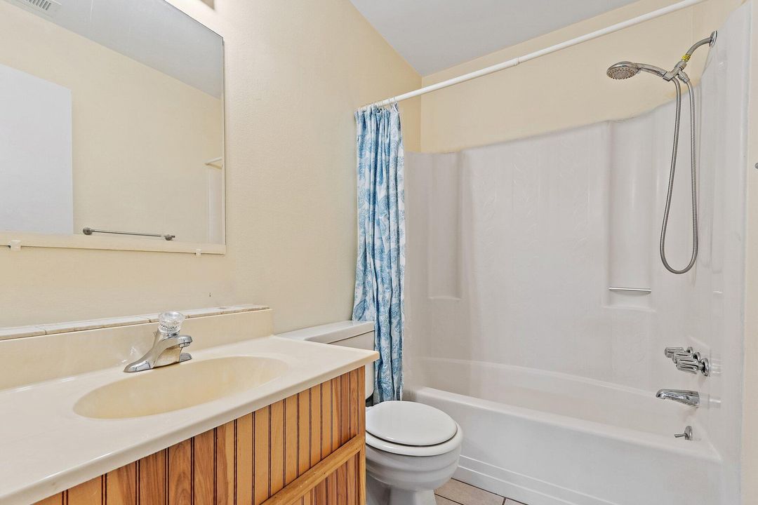 For Sale: $230,000 (2 beds, 2 baths, 944 Square Feet)